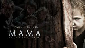 Guillermo del Toro presenta 'Mama', un thriller sobrenatural que cuenta la escalofriante historia de dos niñas que desaparecieron en el bosque el mismo día en que su madre fue asesinada. Son rescatadas años después y empiezan una nueva vida, pero descubren que alguien o algo sigue queriendo arroparlas por la noche. El día que su padre mató a su madre, las hermanas Victoria y Lilly desaparecieron en el bosque cercano a la urbanización donde vivían. Su tío Lucas (Nikolaj Coster-Waldau) y su novia Annabel (Jessica Chastain) las han buscado sin cesar durante cinco años. Cuando ocurre lo imposible y las niñas aparecen en una cabaña medio derruida, la pareja empieza a preguntarse si no ha llegado alguien más a su casa acompañando a las niñas. Annabel intenta ofrecer una vida normal a las niñas, pero acaba convencida de que hay una presencia malévola en la casa. ¿Sufren las hermanas de estrés traumático o viene un fantasma a visitarlas? Mientras intenta contestar a estas inquietantes preguntas, la nueva madre acabará descubriendo que los susurros que se oyen a la hora de dormir proceden de los labios de una presencia letal.